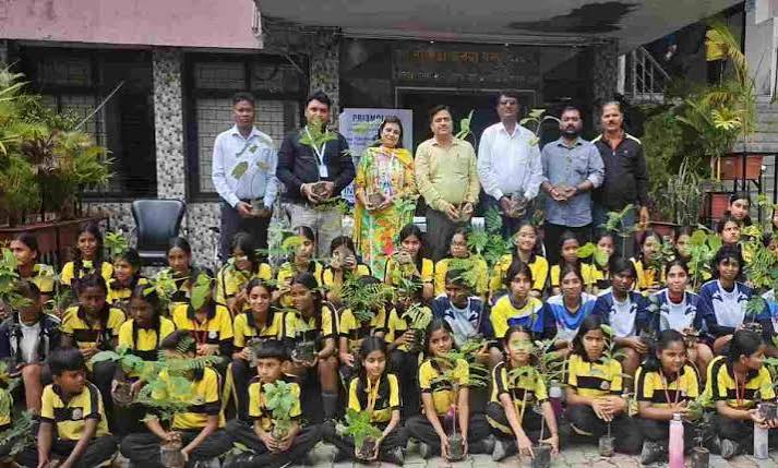 रांची के डीएवी गांधीनगर स्कूल में पर्यावरण संरक्षण अभियान के तहत बच्चों के बीच फलदार पौधों का वितरण करते अतिथि।