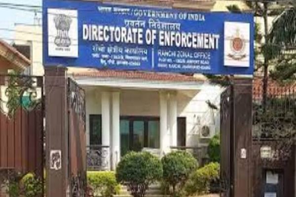 रांची जमीन घोटाले में कारोबारी कमलेश कुमार सिंह की 66 एकड़ जमीन अटैच करती ईडी की टीम