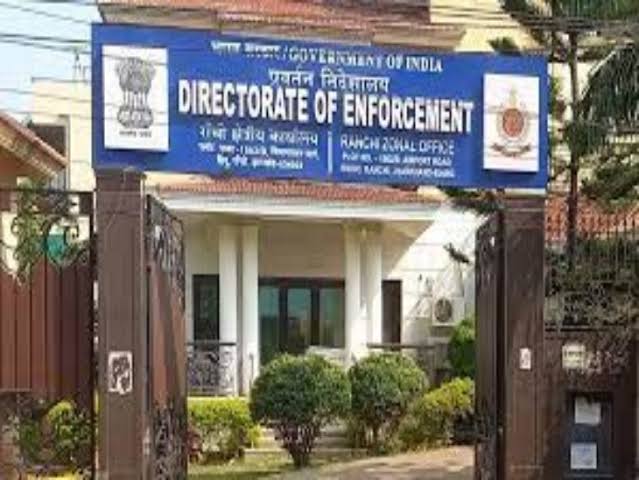 रांची जमीन घोटाले में कारोबारी कमलेश कुमार सिंह की 66 एकड़ जमीन अटैच करती ईडी की टीम