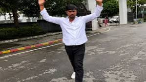 जमशेदपुर में करणी सेना नेता हिमांशु सिंह हत्याकांड के आरोपी राहुल दुबे का पुलिस के समक्ष आत्मसमर्पण।
