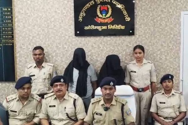 गिरिडीह पुलिस मंगेतर की हत्या के आरोप में गिरफ्तार उर्मिला और सुभाष के साथ बरामद चाकू और स्कूटी प्रदर्शित करते हुए।