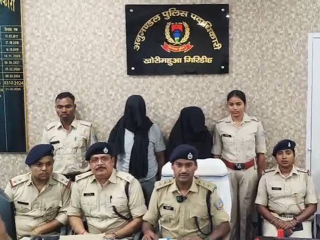 गिरिडीह पुलिस मंगेतर की हत्या के आरोप में गिरफ्तार उर्मिला और सुभाष के साथ बरामद चाकू और स्कूटी प्रदर्शित करते हुए।