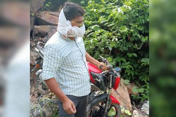 सोनभद्र की मारकुंडी घाटी की गहरी खाई से शव बरामद करने पहुंची चोपन थाना पुलिस की टीम।