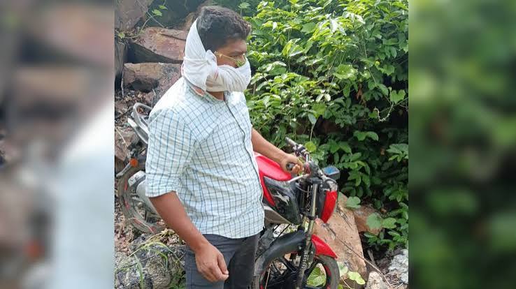 सोनभद्र की मारकुंडी घाटी की गहरी खाई से शव बरामद करने पहुंची चोपन थाना पुलिस की टीम।