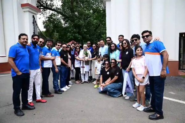 रांची में राज्यपाल संतोष कुमार गंगवार लोक भवन के मुख्य द्वार से फ्रीडम ड्राइव को हरी झंडी दिखाते हुए