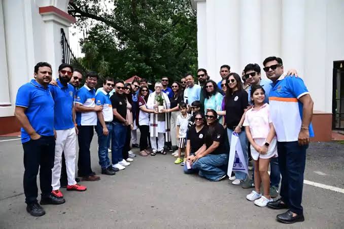 रांची में राज्यपाल संतोष कुमार गंगवार लोक भवन के मुख्य द्वार से फ्रीडम ड्राइव को हरी झंडी दिखाते हुए