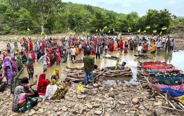 बुंदेलखंड में केन-बेतवा लिंक परियोजना के विरोध में बराना नदी किनारे अनशन पर बैठे ग्रामीण और प्रदर्शनकारी।