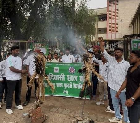 रांची के डॉ. श्यामा प्रसाद मुखर्जी विश्वविद्यालय में बुनियादी सुविधाओं को लेकर प्रदर्शन करते छात्र।