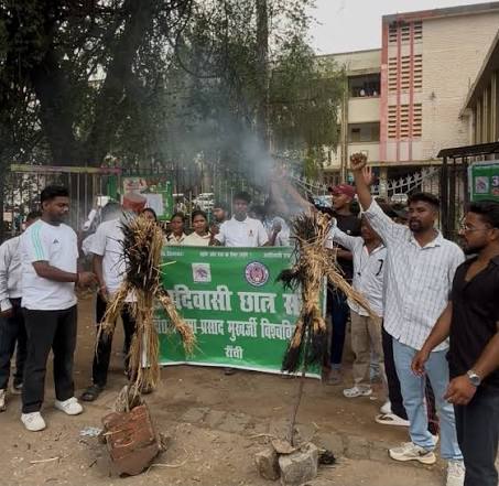 रांची के डॉ. श्यामा प्रसाद मुखर्जी विश्वविद्यालय में बुनियादी सुविधाओं को लेकर प्रदर्शन करते छात्र।