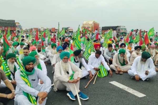 नई दिल्ली में एनडीए बैठक के दौरान प्रधानमंत्री नरेंद्र मोदी किसानों और छात्रों के हितों पर चर्चा करते हुए
