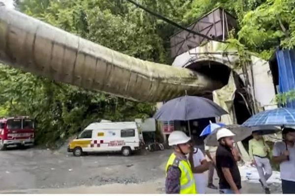 सिक्किम के नामची जिले में ढही निर्माणाधीन सुरंग और जारी राहत एवं बचाव कार्य की तस्वीर।