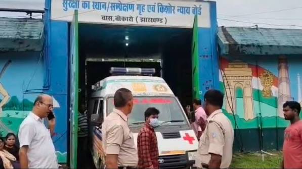 बोकारो बाल सुधार गृह में वायरल बुखार से पीड़ित बच्चों की जांच करती डॉक्टरों की टीम