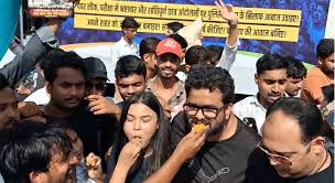 रांची के अल्बर्ट एक्का चौक पर धर्मेंद्र प्रधान के इस्तीफे का जश्न मनाते और तिरंगा फहराते छात्र