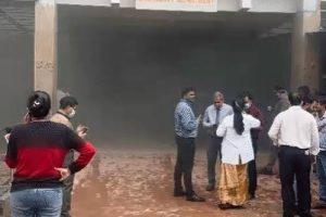 रायपुर मेकाहारा अस्पताल के इमरजेंसी वार्ड में आग लगने के बाद राहत कार्य में जुटी दमकल टीम