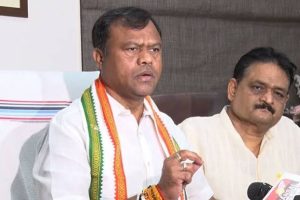 रायपुर में मीडिया से बात करते हुए पीसीसी प्रमुख दीपक बैज भाजपा सरकार पर निशाना साधते हुए