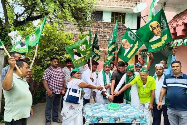 रांची कोकर के इंद्रप्रस्थ बैंक्वेट हॉल में आयोजित राजद के 30वें स्थापना दिवस समारोह में उपस्थित पदाधिकारी और कार्यकर्ता