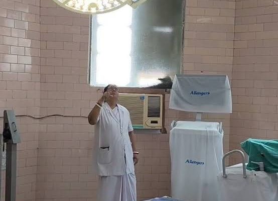 धनबाद के निर्मल महतो मेडिकल कॉलेज एंड हॉस्पिटल में वार्ड की छत का प्लास्टर गिरने के बाद जर्जर भवन की स्थिति।