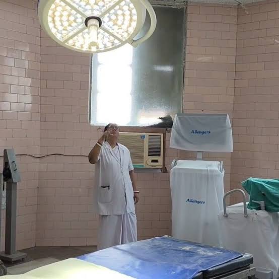 धनबाद के निर्मल महतो मेडिकल कॉलेज एंड हॉस्पिटल में वार्ड की छत का प्लास्टर गिरने के बाद जर्जर भवन की स्थिति।