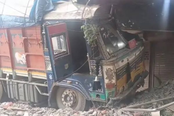 जमशेदपुर के साकची में कोटक महिंद्रा बैंक की शाखा से टकराया तेज रफ्तार अनियंत्रित ट्रक