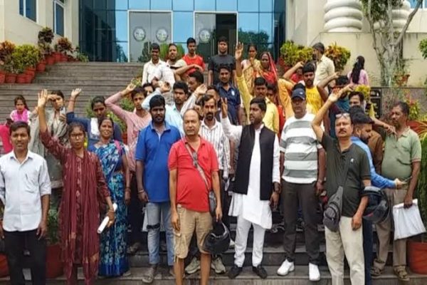 रांची के मोराबादी में दुकान हटाए जाने के विरोध में प्रेस वार्ता करते भारतीय पथ विक्रेता महासंघ के प्रतिनिधि।