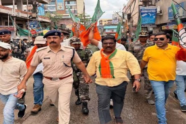 आदित्यपुर में हिमांशु सिंह हत्याकांड के विरोध में प्रदर्शन कर रहे मेयर संजय सरदार और भाजपा कार्यकर्ता हिरासत में