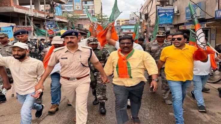 आदित्यपुर में हिमांशु सिंह हत्याकांड के विरोध में प्रदर्शन कर रहे मेयर संजय सरदार और भाजपा कार्यकर्ता हिरासत में