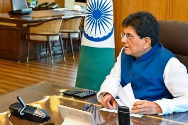 नई दिल्ली में अमेरिकी व्यापार प्रतिनिधि के साथ द्विपक्षीय व्यापार वार्ता की प्रगति पर जानकारी देते केंद्रीय मंत्री पीयूष गोयल।