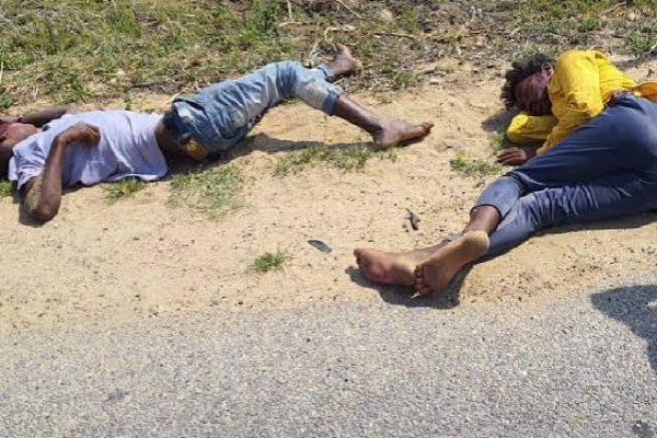 गुमला के भरनो में एनएच-23 पर सड़क हादसे के बाद घायल युवक को अस्पताल ले जाती पुलिस।