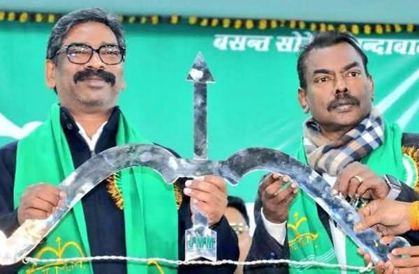 रांची में वन विभाग की समीक्षा बैठक के दौरान अवैध पेड़ों की कटाई पर सख्त कार्रवाई का निर्देश देते मुख्यमंत्री।