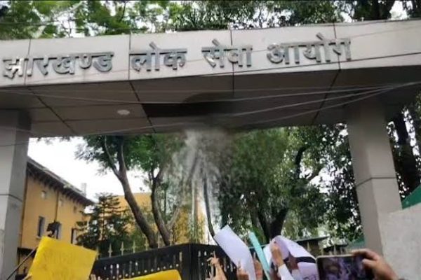 झारखंड लोक सेवा आयोग JPSC मुख्य परीक्षा स्थगित होने के संबंध में रांची में जारी आधिकारिक नोटिस।