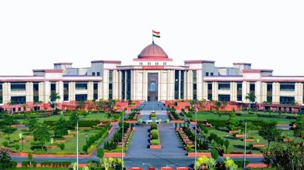 बिलासपुर हाईकोर्ट परिसर जहां विवाहित बेटी की अनुकंपा नियुक्ति पर ऐतिहासिक फैसला सुनाया गया।
