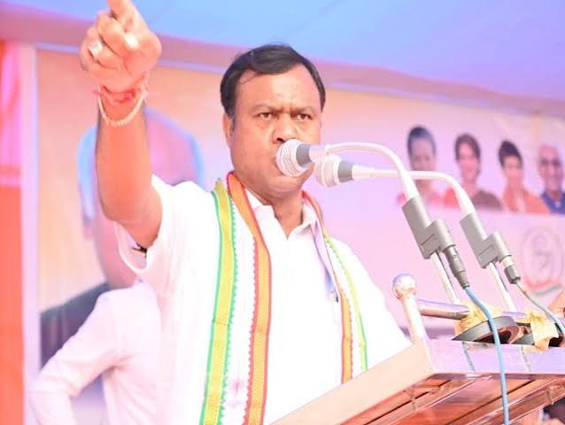रायपुर में पत्रकार वार्ता के दौरान साय सरकार पर निशाना साधते प्रदेश कांग्रेस अध्यक्ष दीपक बैज