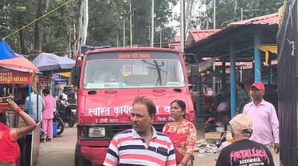 रांची के मोराबादी सब्जी बाजार में नगर निगम की अतिक्रमण हटाओ कार्रवाई के खिलाफ धरना देते दुकानदार