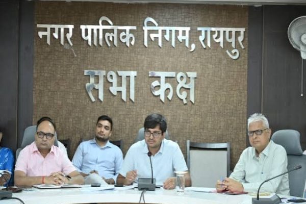 रायपुर नगर निगम और सीड इंडिया के अधिकारियों के बीच जलवायु अनुकूलन MoU पर हस्ताक्षर