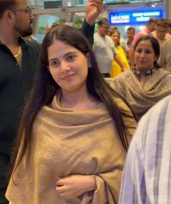 रांची के होटवार स्टेडियम में आयोजित होने वाली जया किशोरी की श्रीकृष्ण कथा के पोस्टर का दृश्य।