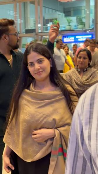 रांची के होटवार स्टेडियम में आयोजित होने वाली जया किशोरी की श्रीकृष्ण कथा के पोस्टर का दृश्य।