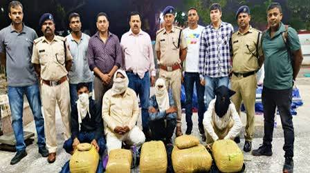 रांची के नामकुम रेलवे स्टेशन पर आरपीएफ टीम द्वारा जब्त किए गए प्रतिबंधित ज्वलनशील पटाखों की खेप।