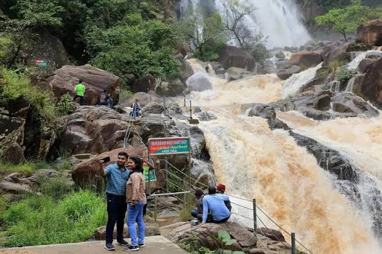लातेहार के नेतरहाट में बिना फायर सेफ्टी मानकों और एनओसी के चल रहे होटल और आवासीय स्कूल