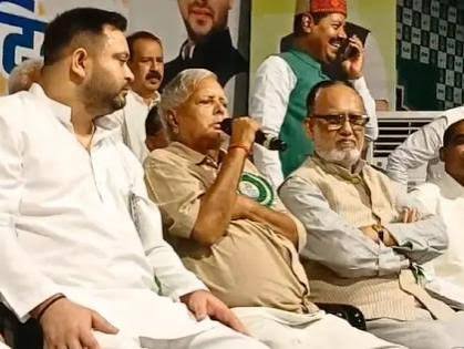 पटना में राजद के 30वें स्थापना दिवस पर लालू प्रसाद यादव ने दीप प्रज्वलित कर समारोह की शुरुआत की।