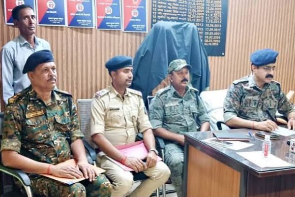 पलामू पुलिस ने पांकी में कार से 48 किलो डोडा और अफीम जब्त कर दो तस्करों को किया गिरफ्तार