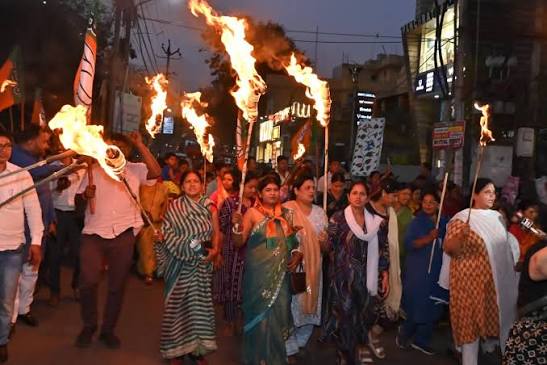 रांची के तुपुदाना में कथित सामूहिक दुष्कर्म पीड़िता के परिजनों से मिलकर न्याय की मांग करता भाजपा महिला मोर्चा प्रतिनिधिमंडल।
