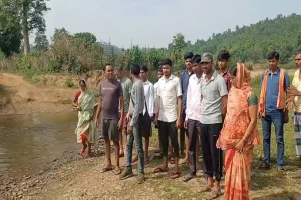 लातेहार के बेलवार गांव में बुनियादी सुविधाओं के अभाव के बीच नदी पार करते ग्रामीण।