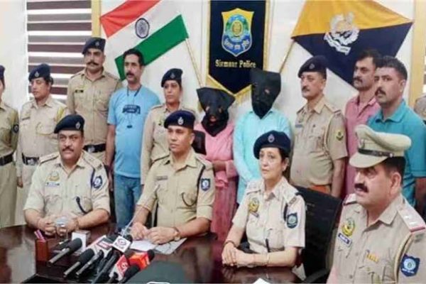 रांची में रथ मेला के दौरान चोरी करने वाले गिरोह के आरोपियों को पकड़ती पुलिस टीम