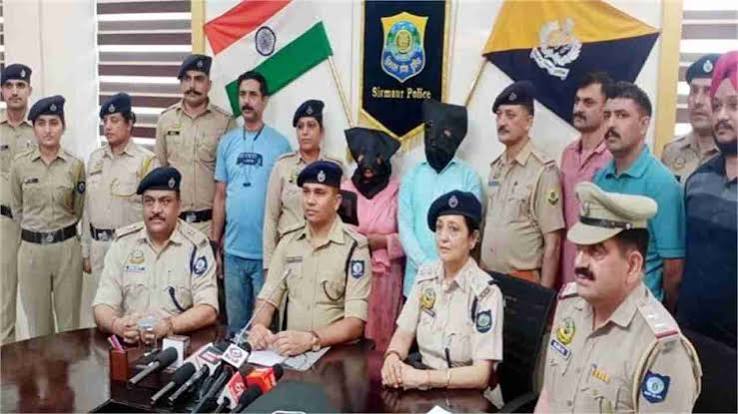 रांची में रथ मेला के दौरान चोरी करने वाले गिरोह के आरोपियों को पकड़ती पुलिस टीम