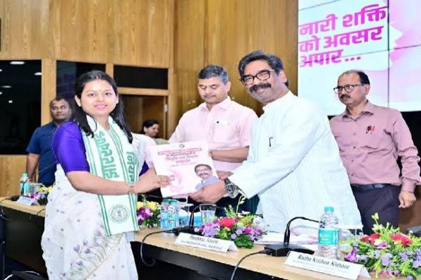 धनबाद में उपायुक्त आदित्य रंजन द्वारा आवेदकों को ड्राइविंग लाइसेंस वितरित किए जाने का दृश्य