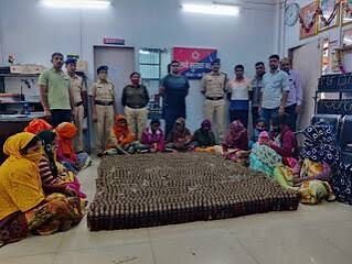 रांची रेल मंडल में रेलवे सुरक्षा बल के जवान यात्रियों की सुरक्षा और स्टेशन पर जांच अभियान चलाते हुए।