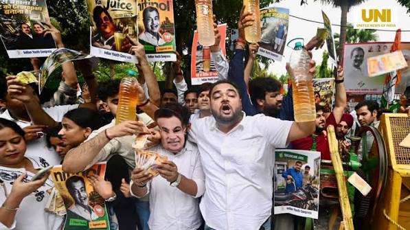नई दिल्ली में ईSEO TITLE: नई दिल्ली: युवा कांग्रेस का 'गन्ने का जूस' पोस्टरों से E20 नीति का विरोध