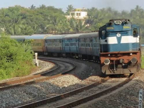 रांची रेल मंडल के किता–सिल्ली रेलखंड पर तकनीकी ब्लॉक के कारण रेलवे ट्रैक पर चलता विकास कार्य।