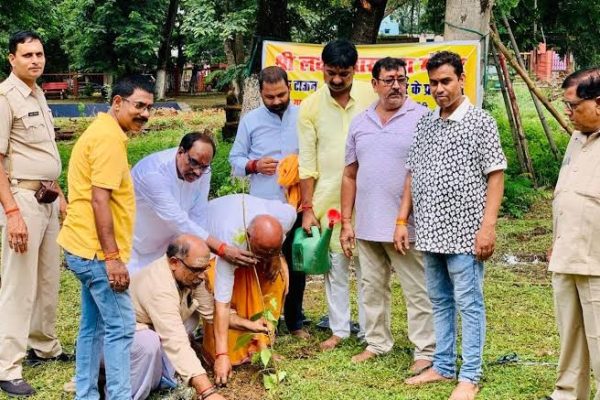 जमशेदपुर के श्री लक्ष्मीनारायण मंदिर में नवग्रह वाटिका का शिलान्यास करते विधायक सरयू राय।