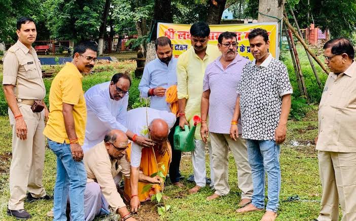 जमशेदपुर के श्री लक्ष्मीनारायण मंदिर में नवग्रह वाटिका का शिलान्यास करते विधायक सरयू राय।
